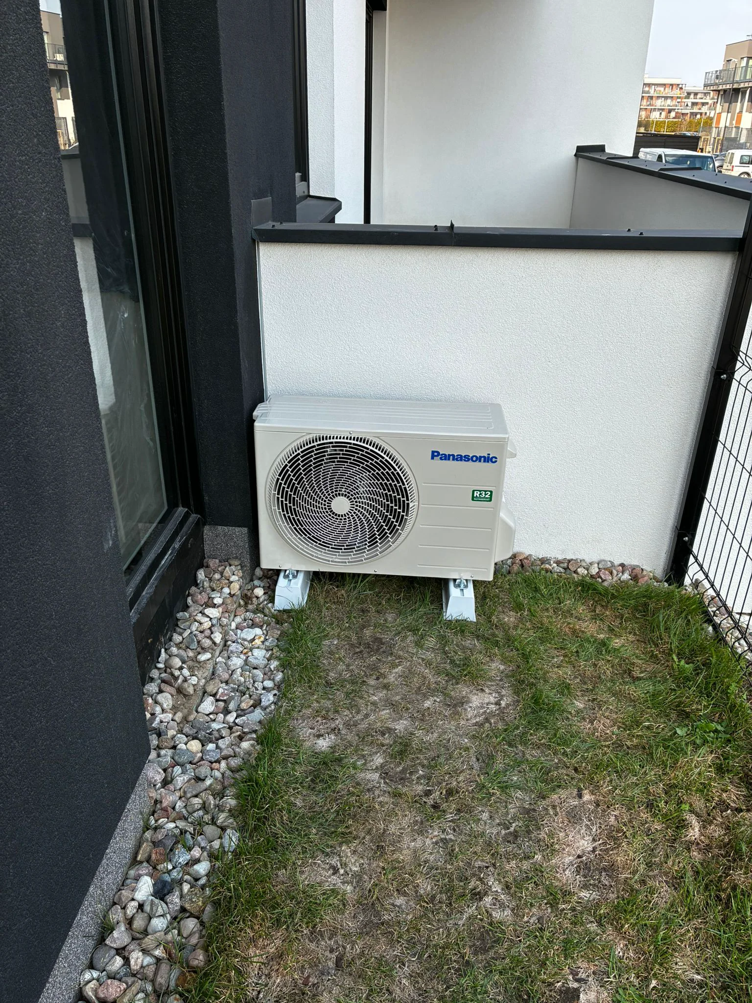 Montaż klimatyzatora split: zamontowana zewnętrzna jednostka na wspornikach przy elewacji budynku