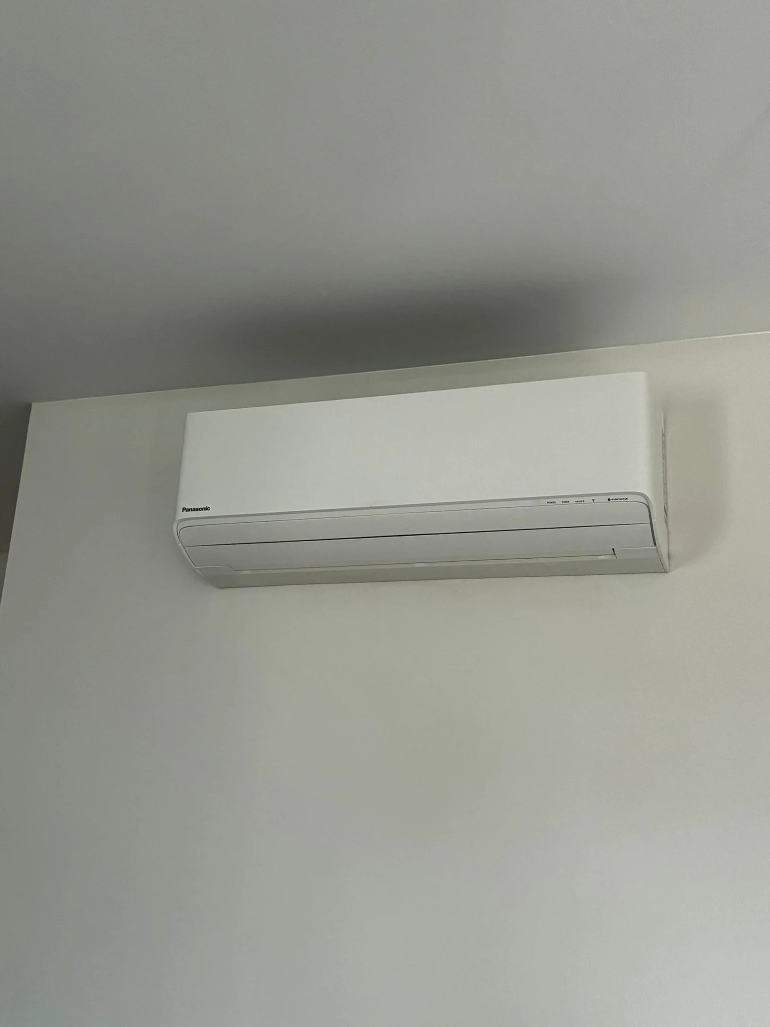 Zamontowany klimatyzator split na ścianie w jasnym wnętrzu
