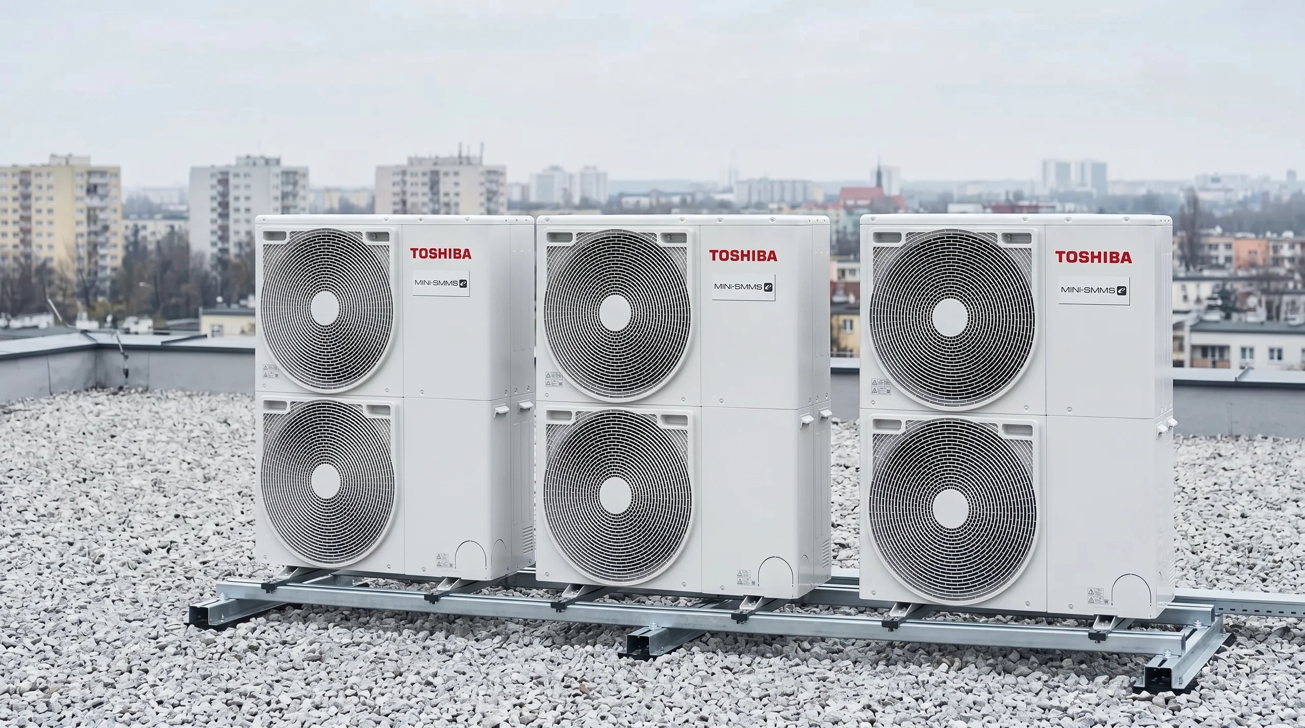 Zainstalowane jednostki zewnętrzne systemu klimatyzacji VRF na dachu budynku