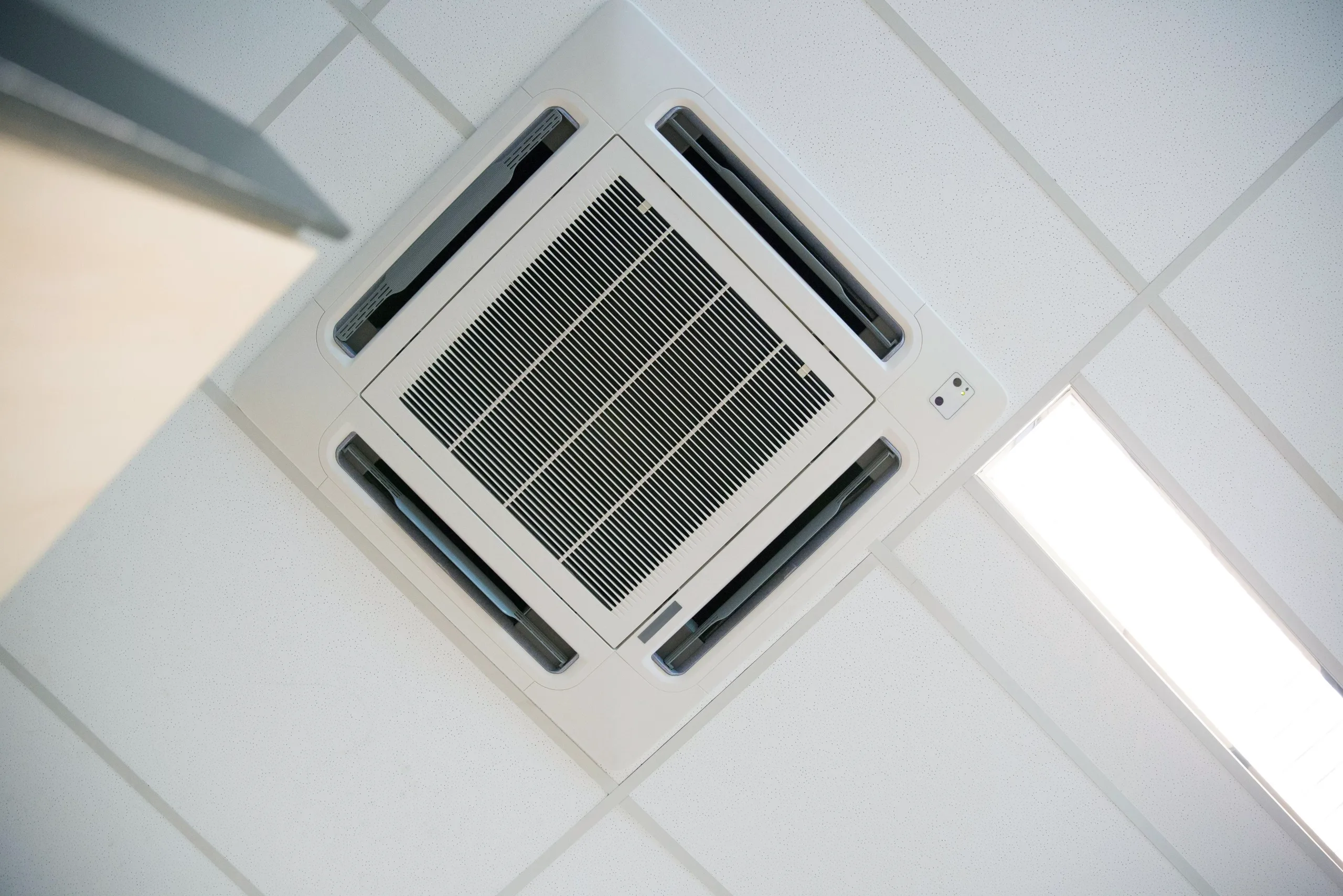 Klimatyzacja kasetonowa – kasetowy klimatyzator sufitowy zamontowany w stropie podwieszanym