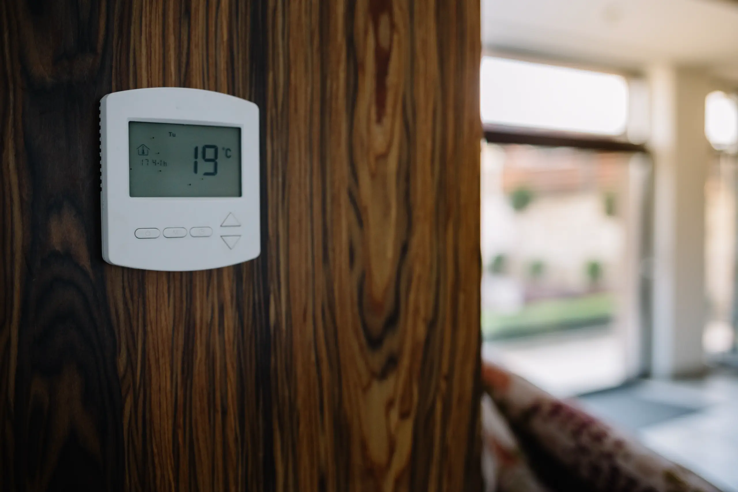 Termostat sterujący klimatyzacją domową z wyświetlaczem 19°C